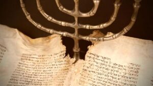 Menorah um castiçal diante de escritos em hebraico
